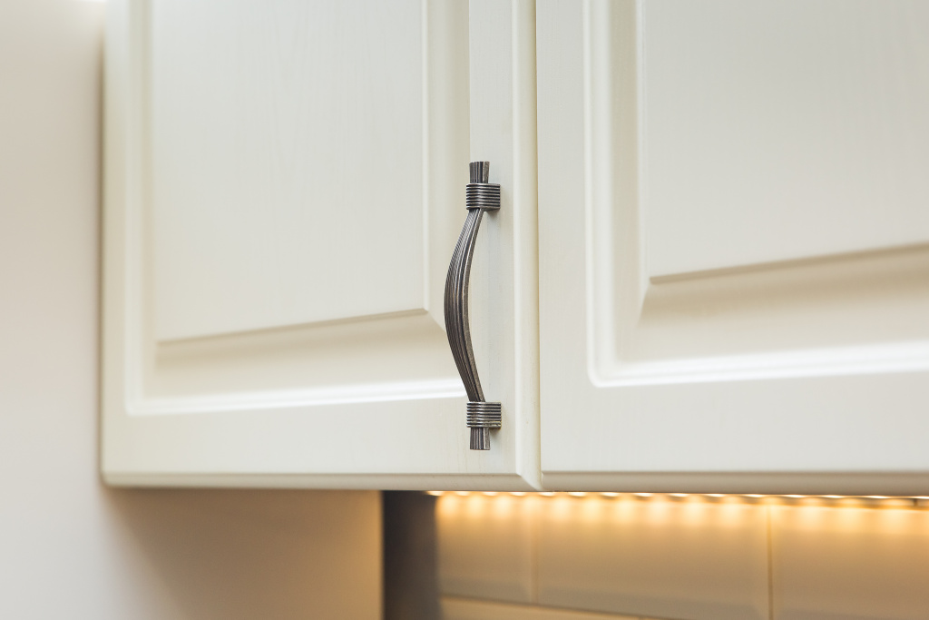 iron-antique-handle-door-white-kitchen-cabinet.jpg